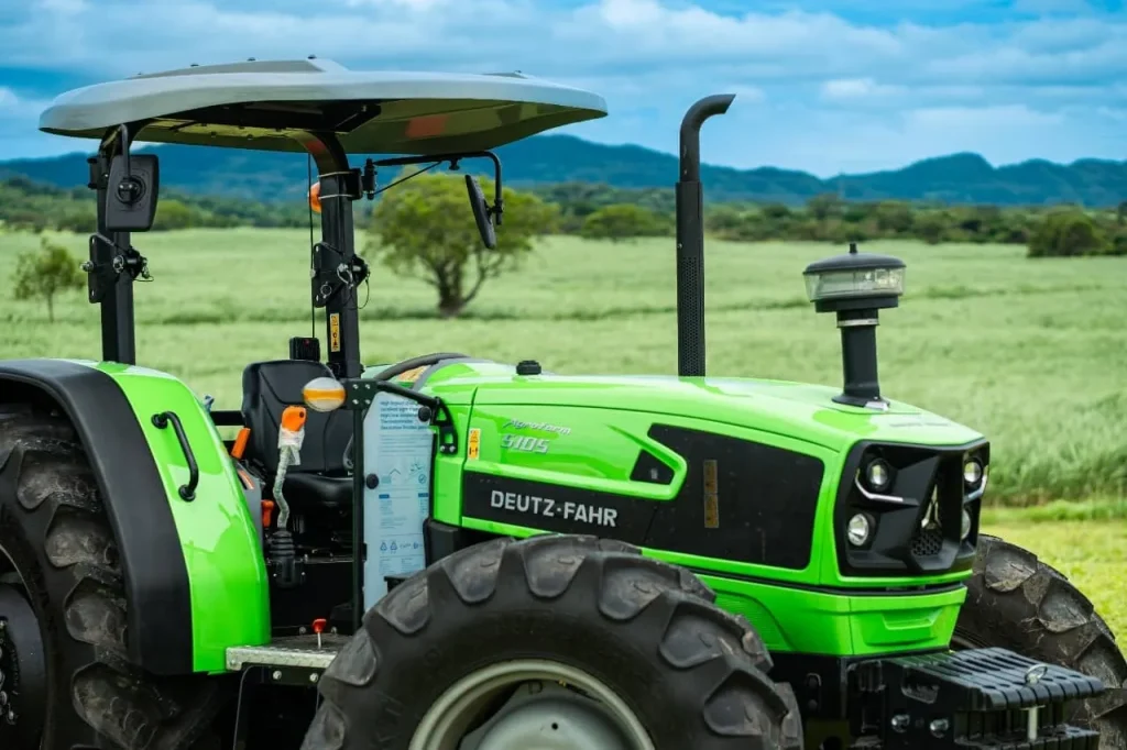 Tractor DEUTZ-FAHR Agrofarm 5105 en un campo de cultivo