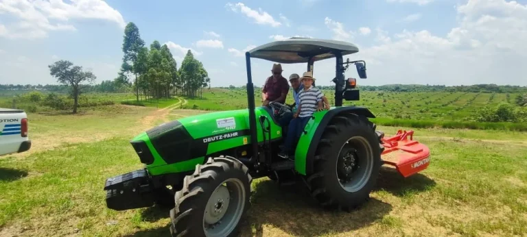 Tractor DEUTZ-FAHR Agrolux 410 trabajando en campo con un implemento acoplado