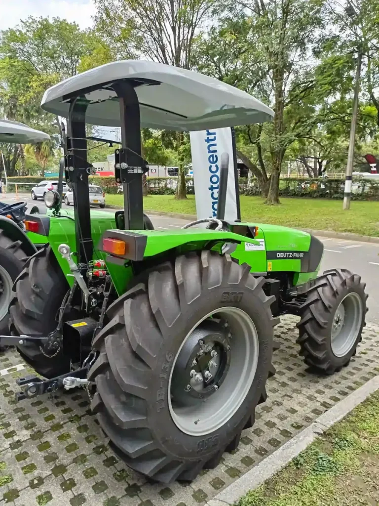 Tractor DEUTZ-FAHR Agrolux 70 en las instalaciones de Tractocentro